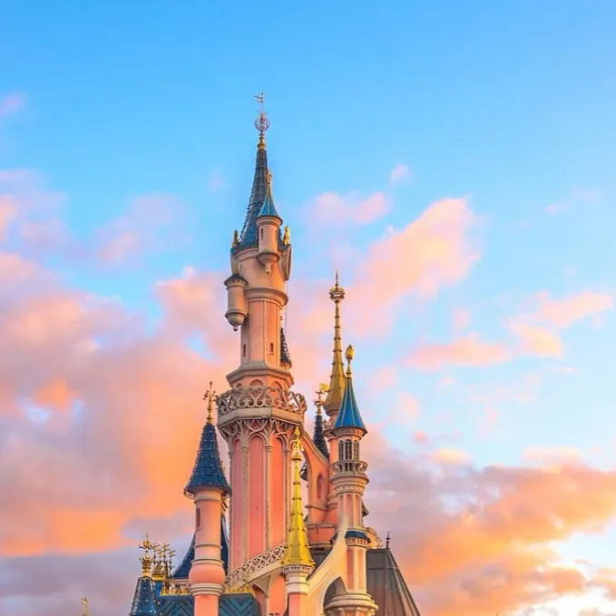 chat with ai character: Schule Disneyland 