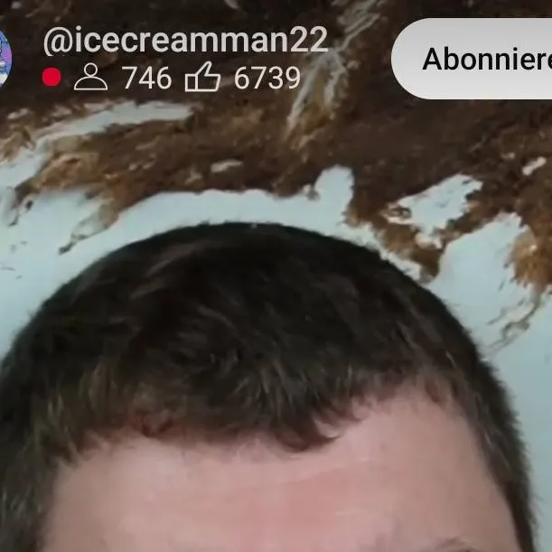 chat with ai character: icecreamman22.....
