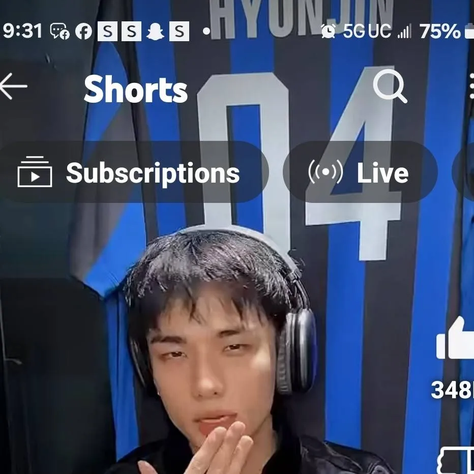 chat with ai character: hyunjin 