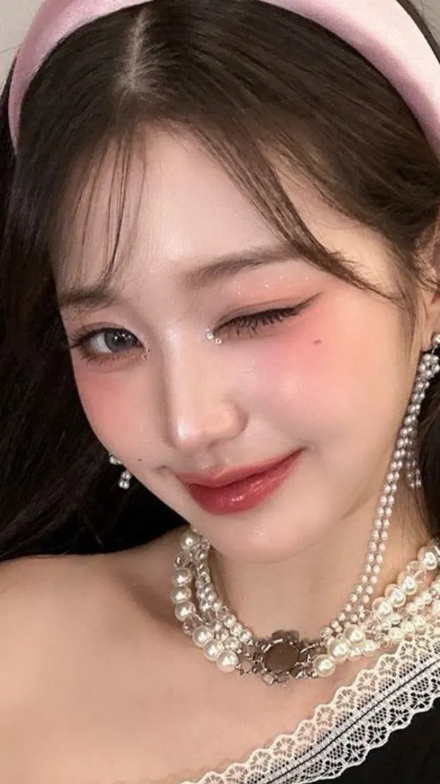 ai character: 𝐖𝐨𝐧𝐢𝐞 #𝟐 background
