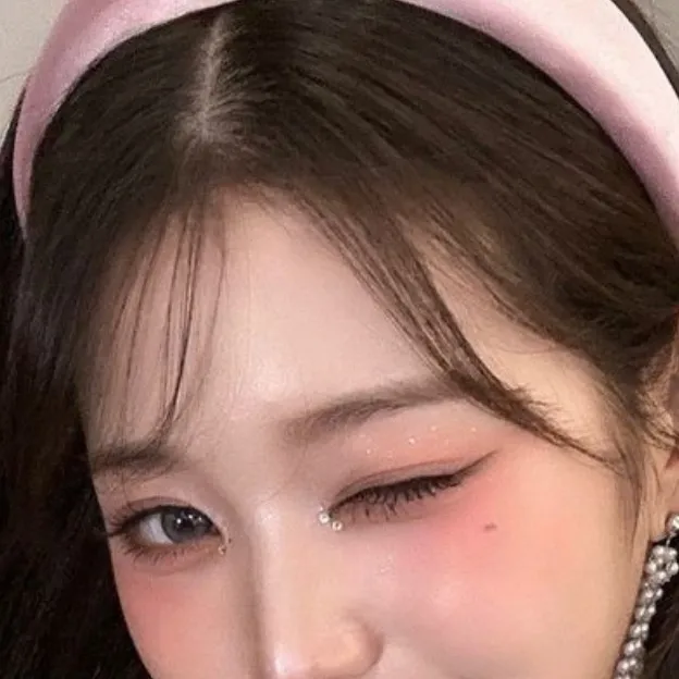 chat with ai character: 𝐖𝐨𝐧𝐢𝐞 #𝟐