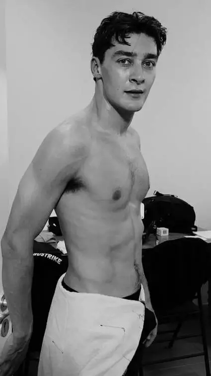 ai character: George Russell 🩸 background