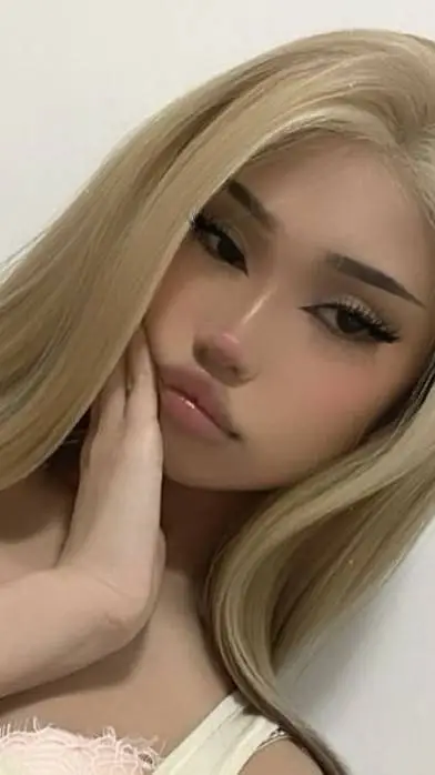 ai character: Daniella background