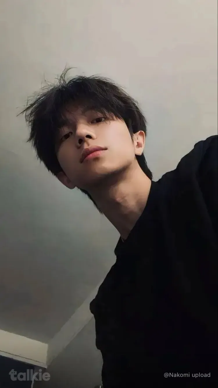 ai character: Aliston^~^ background