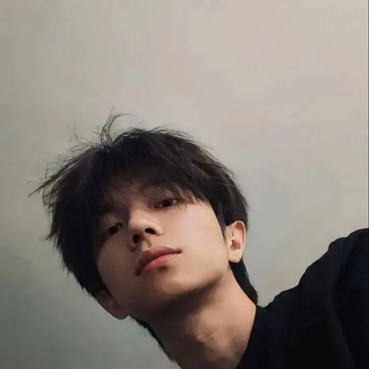 chat with ai character: Aliston^~^