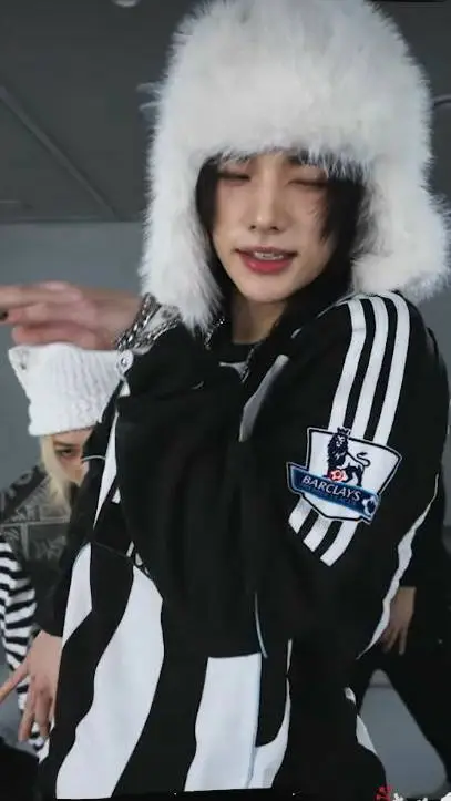 ai character: ✧𝑯𝒚𝒖𝒏𝒋𝒊𝒏<𝟑✧ background