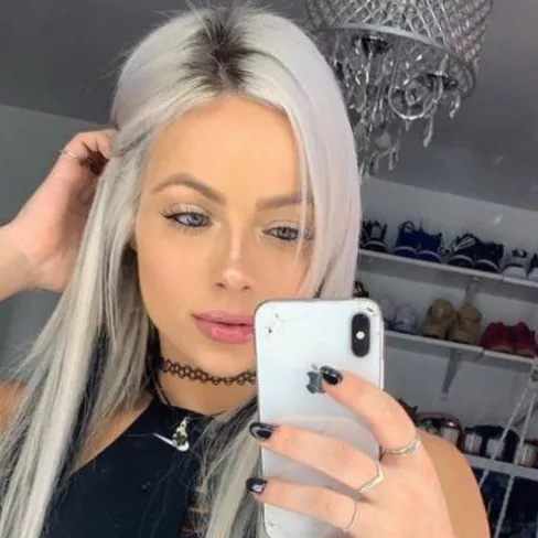 chat with ai character: liv morgan 