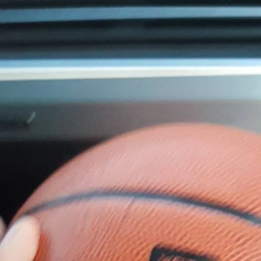 chat with ai character: palla da basket 