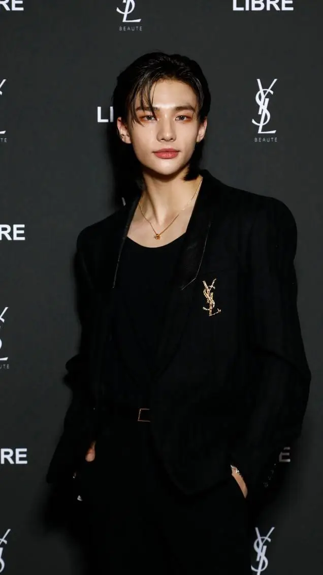 ai character: hyunjin (jinnie) background