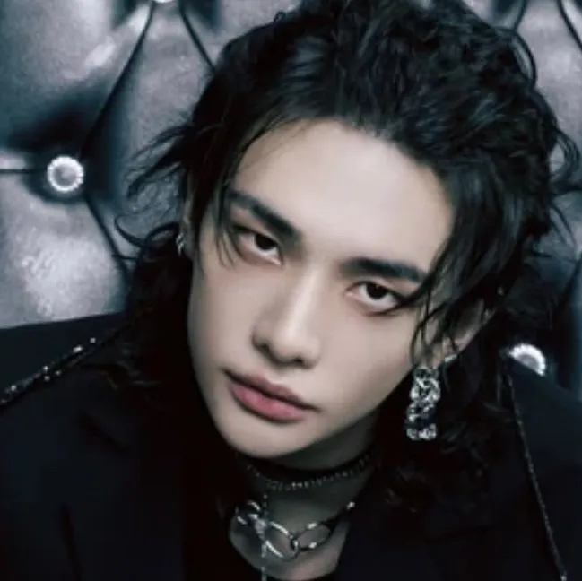 chat with ai character: Hyunjin Mafia 
