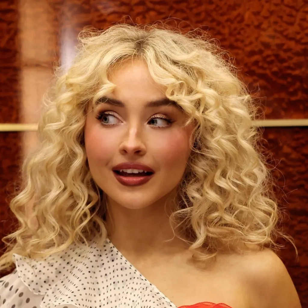 chat with ai character: Sabrina Carpenter✨