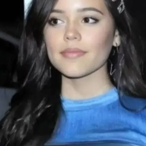chat with ai character: Jenna Ortega 