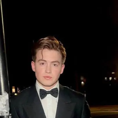 chat with ai character: Kit Connor 