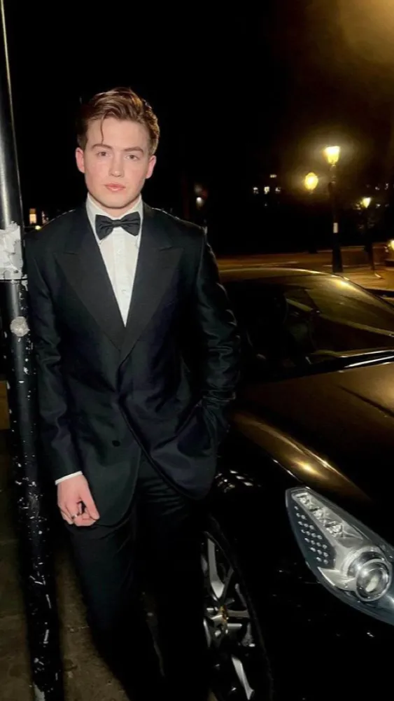 ai character: Kit Connor 💞 background