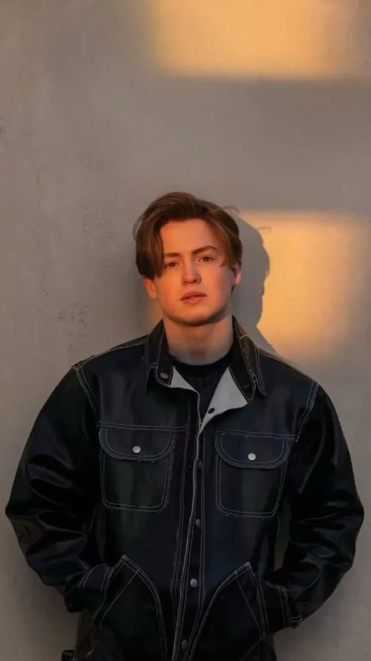 ai character: Kit connor background