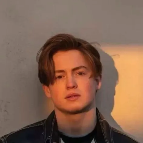 chat with ai character: Kit connor