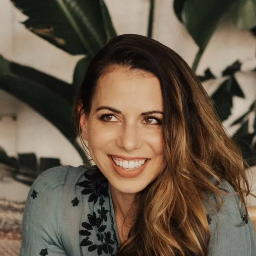 chat with ai character: Laura 