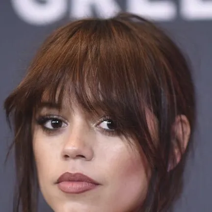 chat with ai character: Jenna Ortega