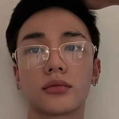 chat with ai character: Hwang Hyunjin