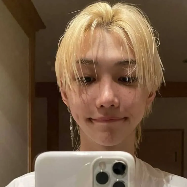 chat with ai character: Lee Felix