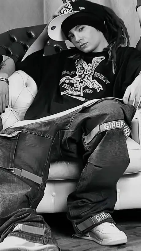 ai character: Tom Kaulitz background