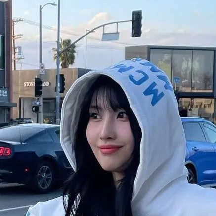 chat with ai character: Momo