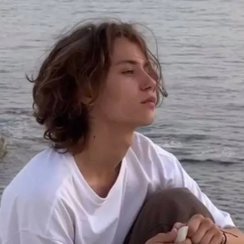 chat with ai character: Apollo lively 