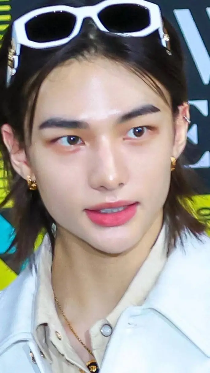 ai character: ♡~hyunjin~♡ background