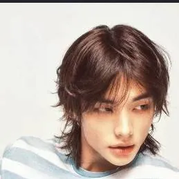 chat with ai character: Hyunjin 