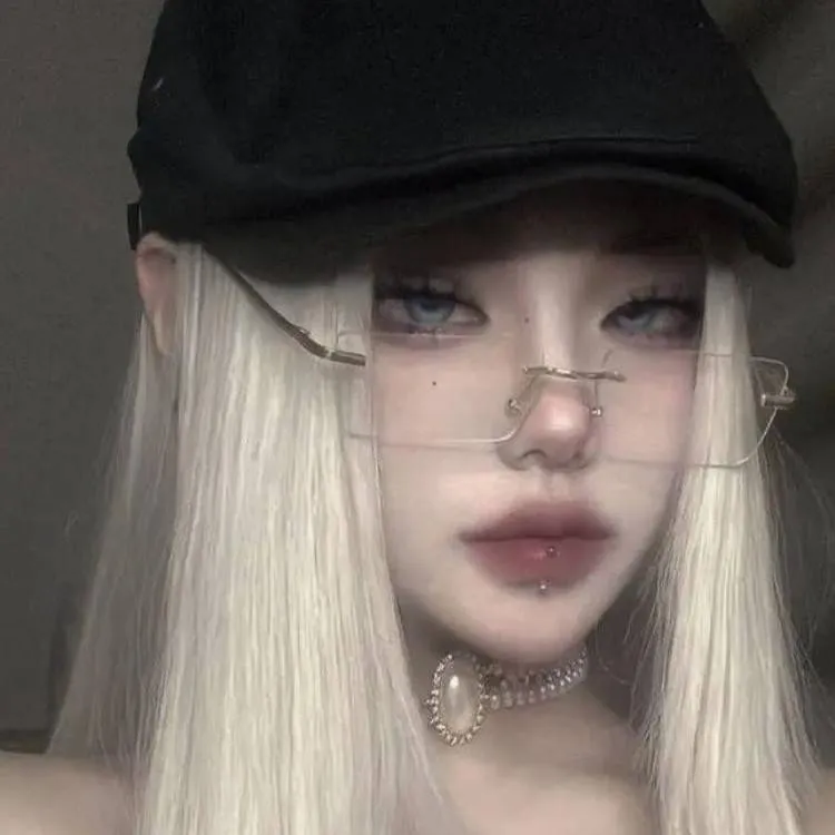 chat with ai character: yuri