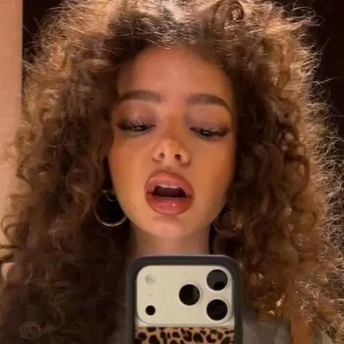 chat with ai character: Demitra Kalogeras