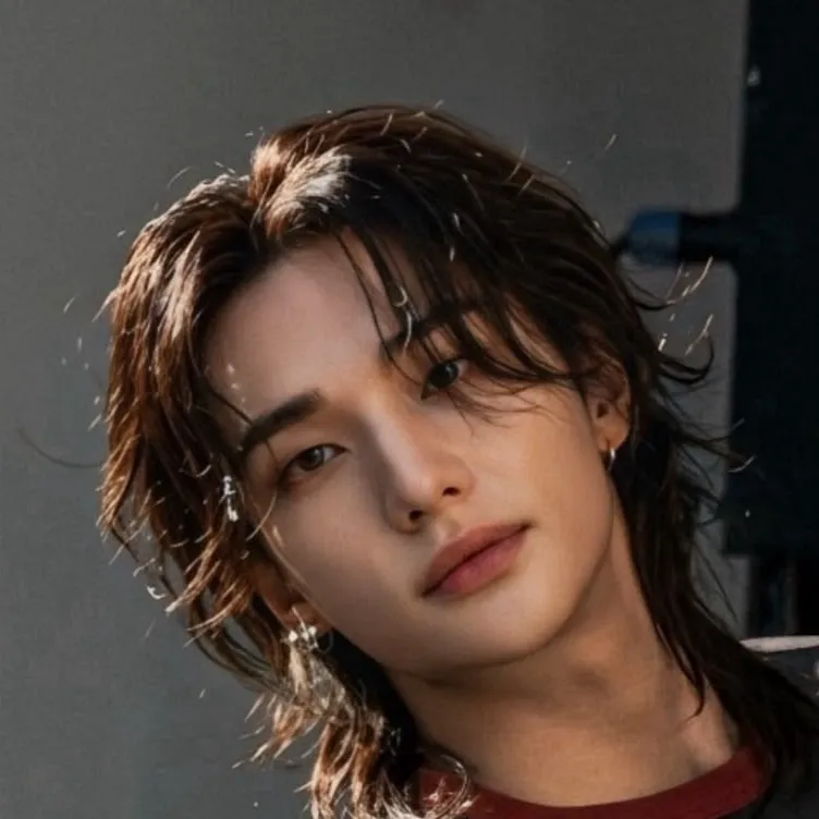 chat with ai character: Hyunjin