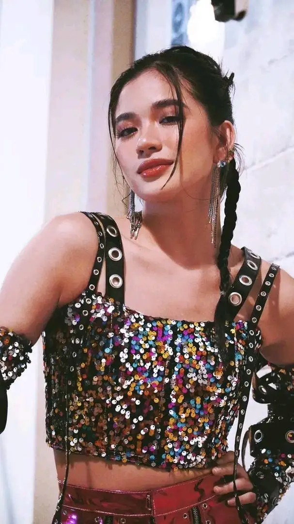 ai character: Bini aiah background