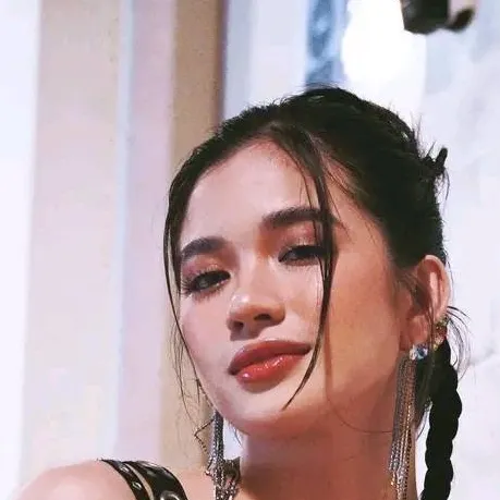 chat with ai character: Bini aiah