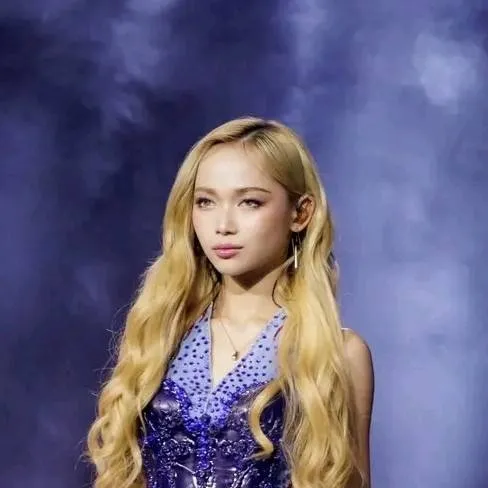 chat with ai character: Bini Gwen 