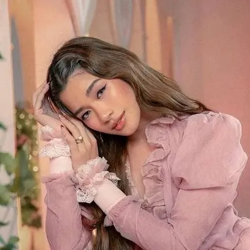 chat with ai character: Bini Aiah