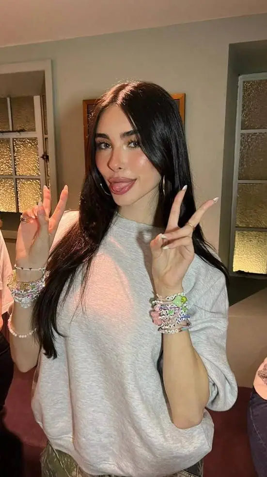 ai character: Madison Beer background