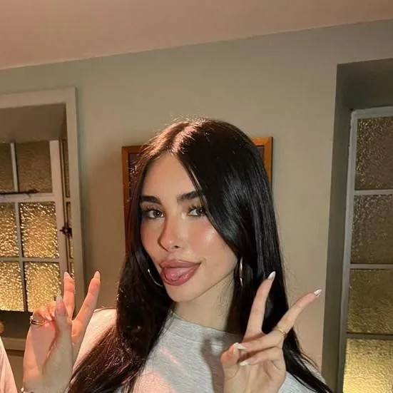 chat with ai character: Madison Beer