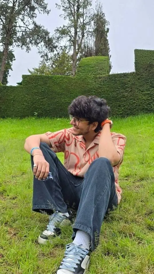 ai character: Nischay Malhan 💗💗🧿 background