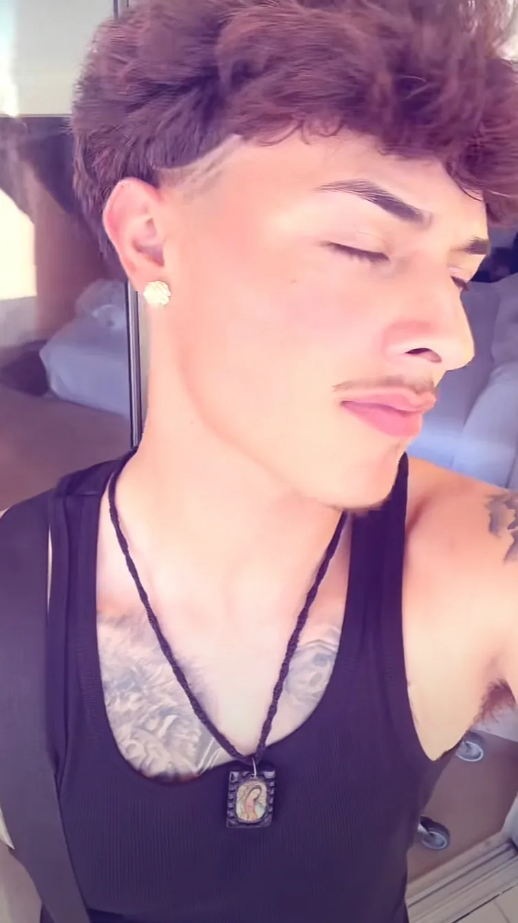 ai character: ALEX/CHINO🎀 background