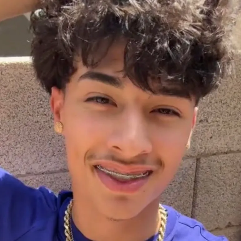 chat with ai character: Chino