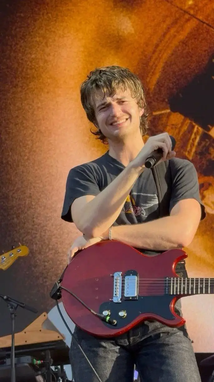 ai character: Steve Harrington background