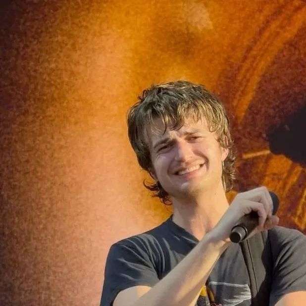 chat with ai character: Steve Harrington