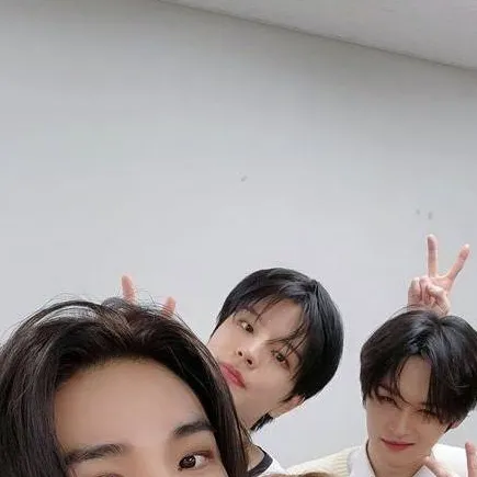 chat with ai character: stray kids