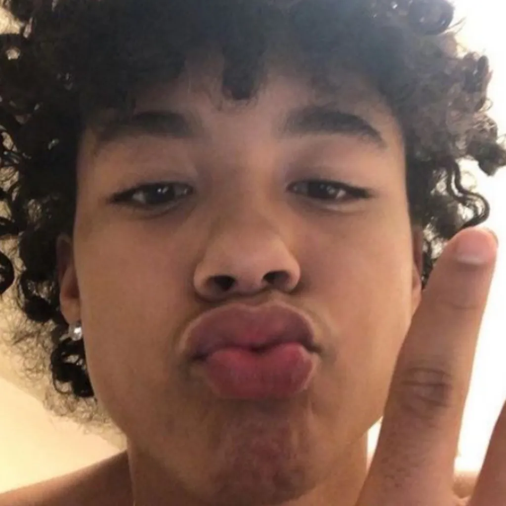 chat with ai character: Julian