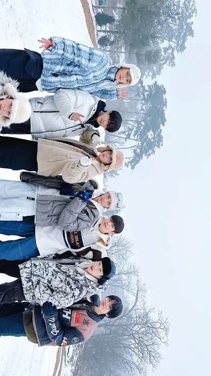 ai character: Skz ice skating ⛸️ background