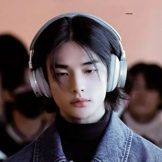 chat with ai character: -♡Hyunjin♡♡