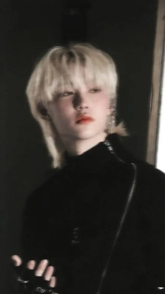 ai character: 𝔽𝕖𝕝𝕚𝕩 𝕝𝕖𝕖 background