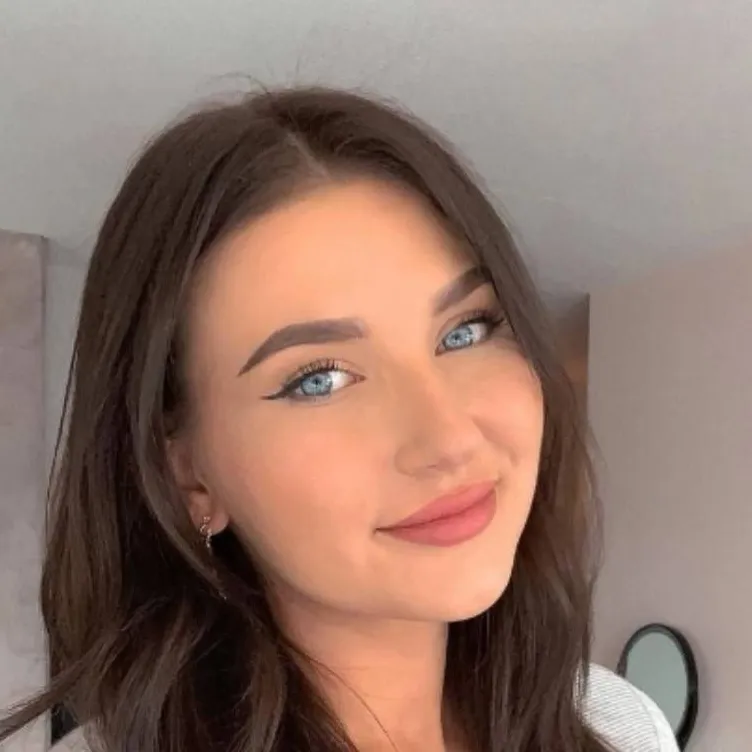 chat with ai character: Sarah