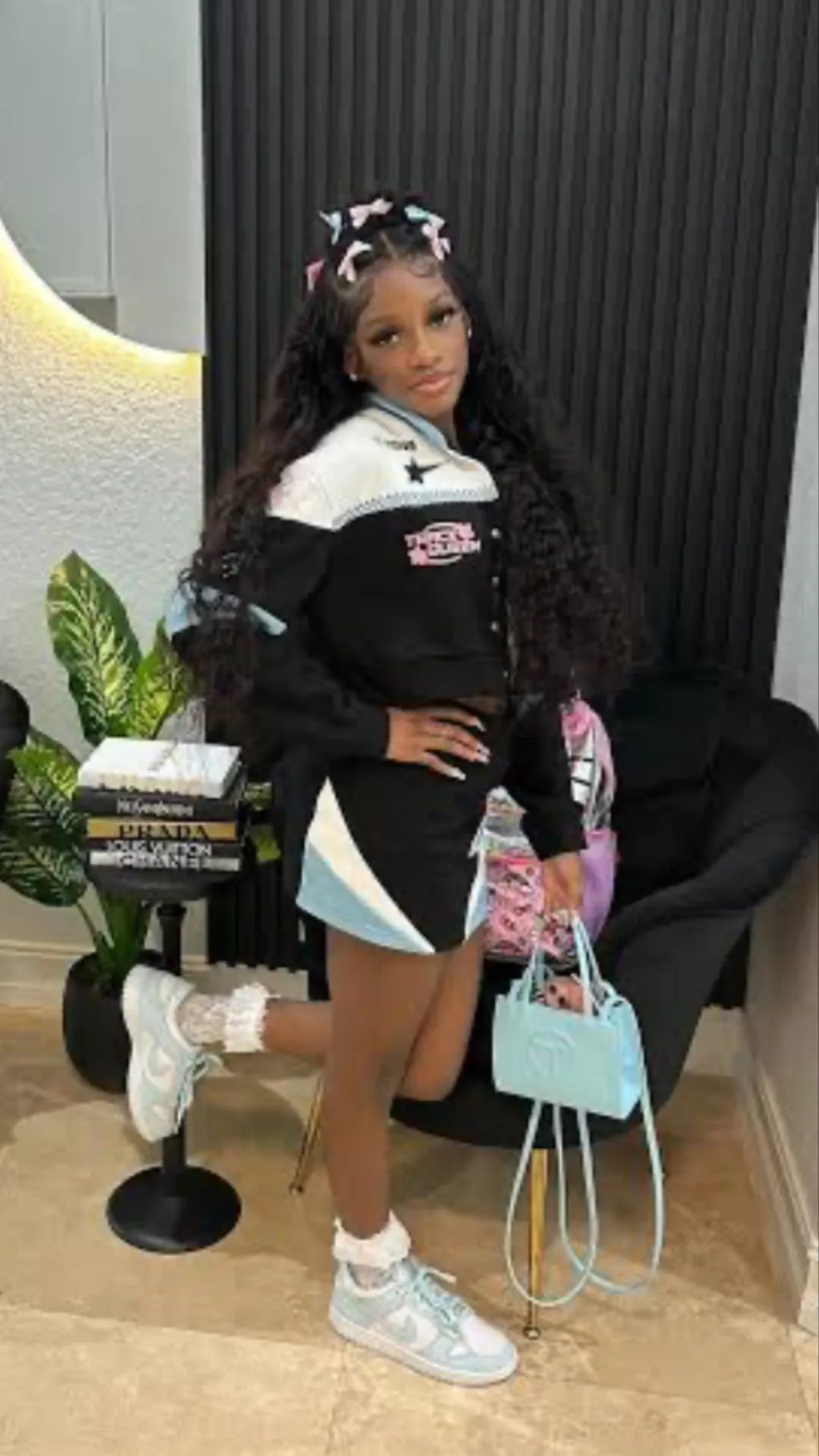 ai character: Yaya panton background